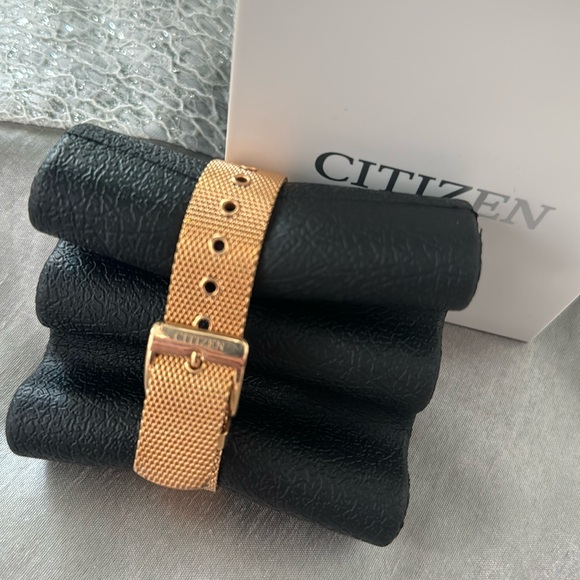 NWT Citizen Drive Ladies Rose Gold Tone Mesh Bracelet Watch - Picture 3 of 7